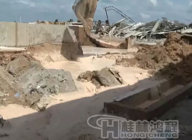 廉江政府鐵腕整治拆除一高嶺土廠，連設備都砸碎！
