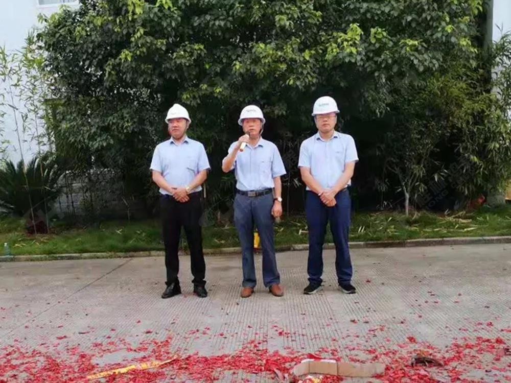 桂林鴻程董事長(zhǎng)容平勛發(fā)表致辭桂林鴻程機(jī)電設(shè)備有限公司廠區(qū)2#生產(chǎn)廠房開工大吉！