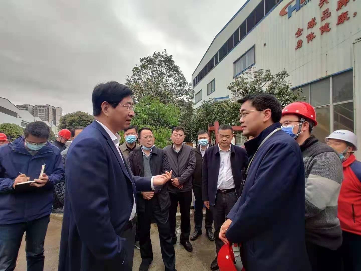 桂林市委書記周家斌書記，鐘洪常務(wù)副市長等市委市政府，區(qū)委區(qū)政府領(lǐng)導(dǎo)一行開年第一站來到廣西桂林鴻程機(jī)械廠指導(dǎo)慰問